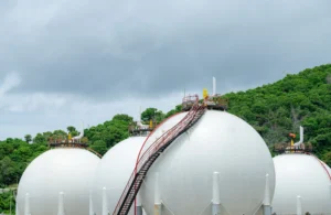 Spherical LNG storage tanks and their inspection according to API 626 standard.